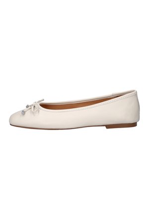 Crèmekleurige platte balletschoen met afgeronde neus, lage hak en decoratieve strik met zilverkleurige uiteinden bovenop.