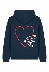 Felpa blu navy con un cuore ricamato rosso e un design di spille da balia bianche sul retro. Presenta una tasca a marsupio e polsini a costine.