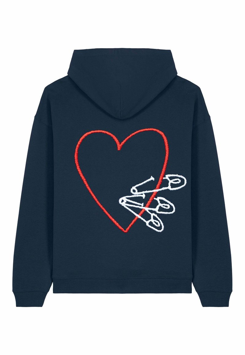 Felpa blu navy con un cuore ricamato rosso e un design di spille da balia bianche sul retro. Presenta una tasca a marsupio e polsini a costine.
