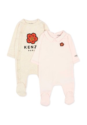 Due body a manica lunga per neonati con piedi, uno beige e l'altro rosa pallido, entrambi con un disegno floreale rosso e il marchio KENZO Paris.