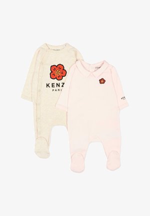 Due body a manica lunga per neonati con piedi, uno beige e l'altro rosa pallido, entrambi con un disegno floreale rosso e il marchio KENZO Paris.