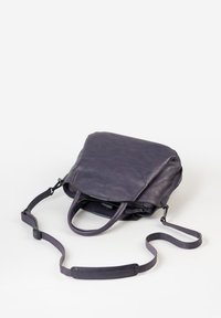 Borsa in pelle viola con doppi manici e tracolla removibile, caratterizzata da una superficie liscia e forma rettangolare. Chiusura con cerniera nella parte superiore.
