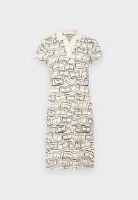 Κρεμ κοντομάνικο φόρεμα πόλο με μαύρο αφηρημένο ορθογώνιο μοτίβο από πινελιές και μικρό λογότυπο στο στήθος.