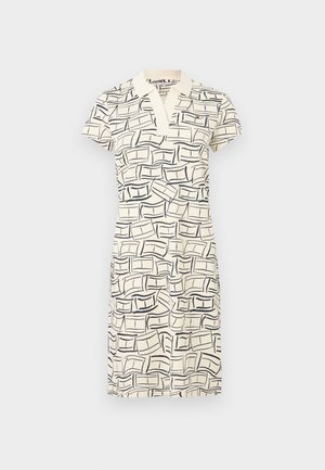 Robe polo à manches courtes de couleur crème avec un motif abstrait de coups de pinceau rectangulaires noirs et un petit logo sur la poitrine.