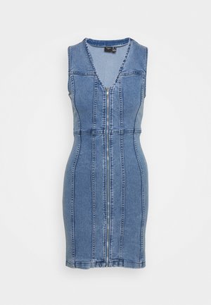Robe en denim avec un design sans manches, col en V, fermeture éclair frontale et coutures verticales en bleu clair. Texture lisse avec une silhouette ajustée.
