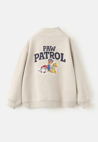 Bež pulover s kapuco z ovratnikom, rebrastimi manšetami in spodnjim robom, na hrbtu z napisom "PAW PATROL" in pisanimi risanimi pasjimi liki.