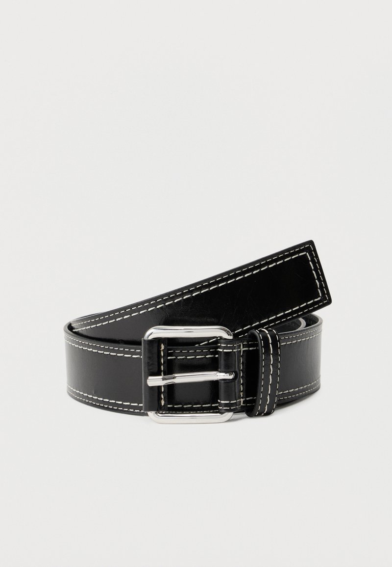 Μαύρη δερμάτινη ζώνη με λευκή ραφή και ασημένια ορθογώνια αγκράφα, τυλιγμένη σε απλό ανοιχτό φόντο.