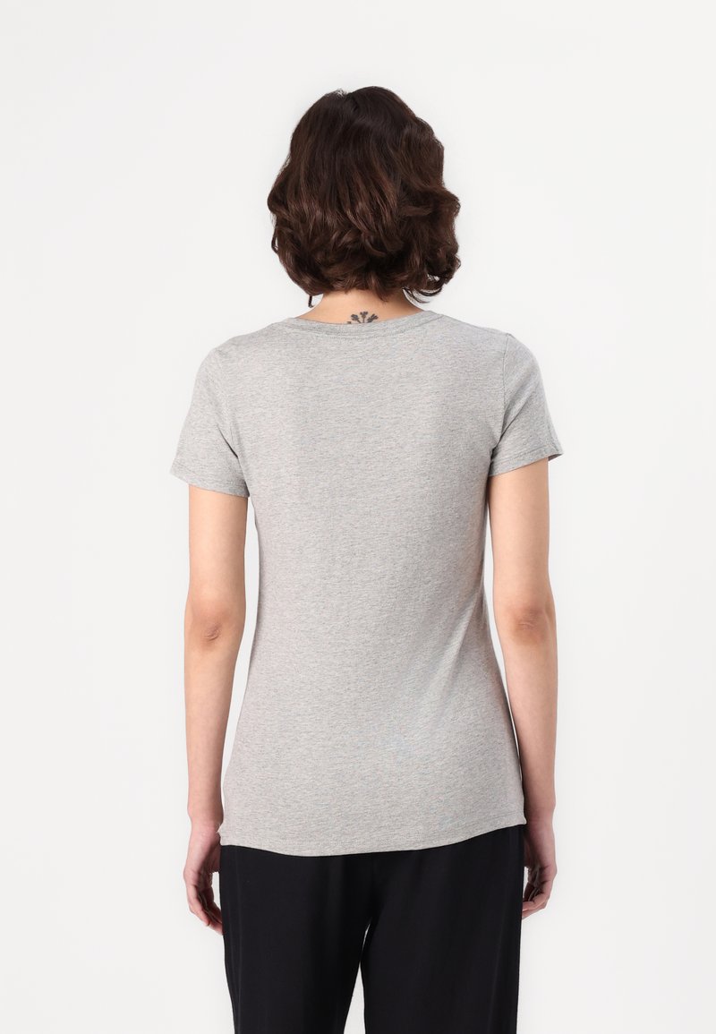 Camiseta gris de manga corta hecha de una tela suave y ligera. Presenta un escote redondo y un corte ajustado, con una textura lisa y un detalle mínimo.