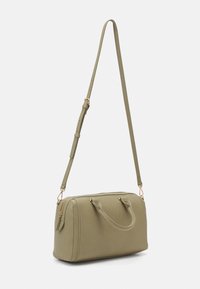 Borsa verde oliva realizzata in tessuto testurizzato, con doppie maniglie, una tracolla regolabile e finiture in metallo color oro. Forma rettangolare.