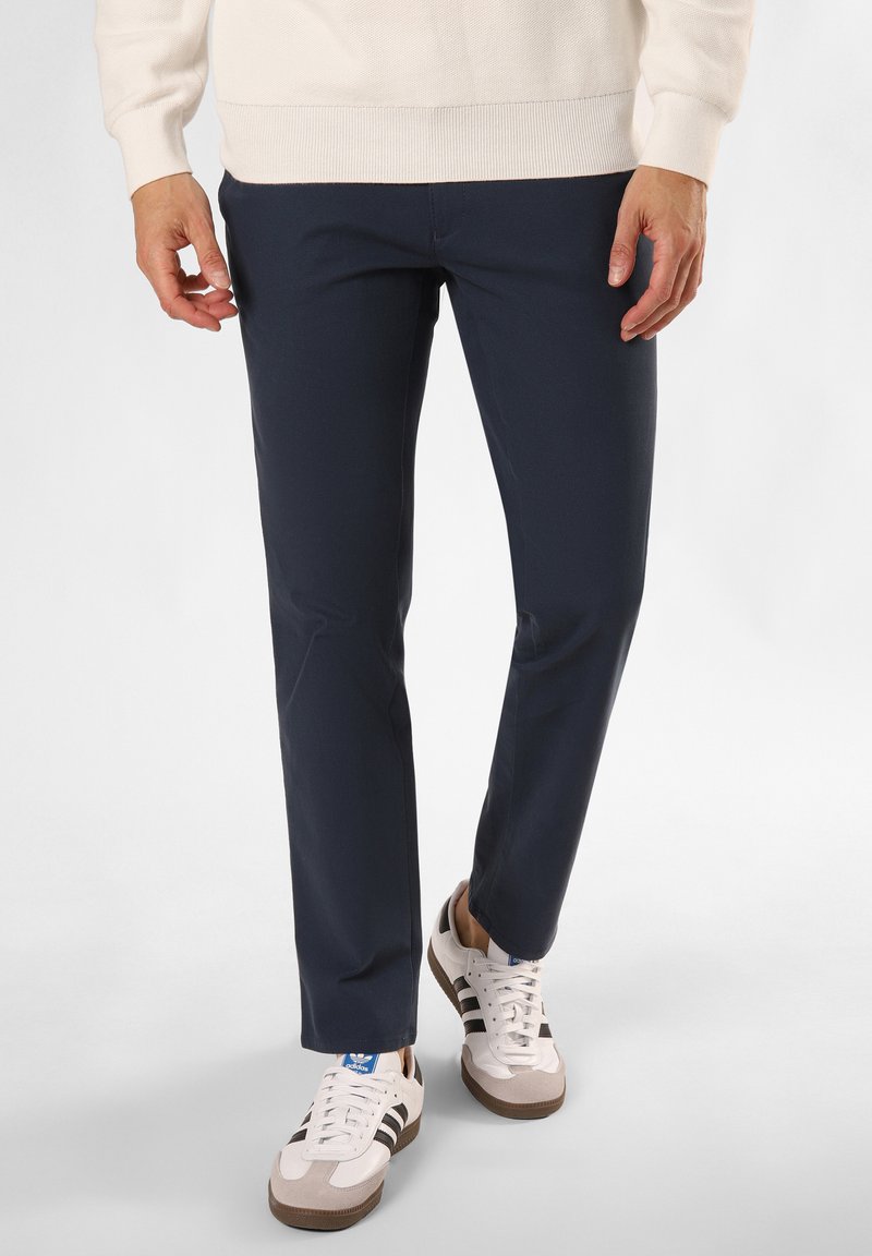 Pantalons bleu marine en mélange de coton, avec une coupe droite et une texture lisse. Assortis à des baskets blanches avec des accents noirs.