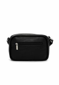 Musta nahkainen olkalaukku suorakulmaisella muodolla, vetoketjullisella sulkemisella ja etutaskulla, jossa on pieni metallinen vetonappi.