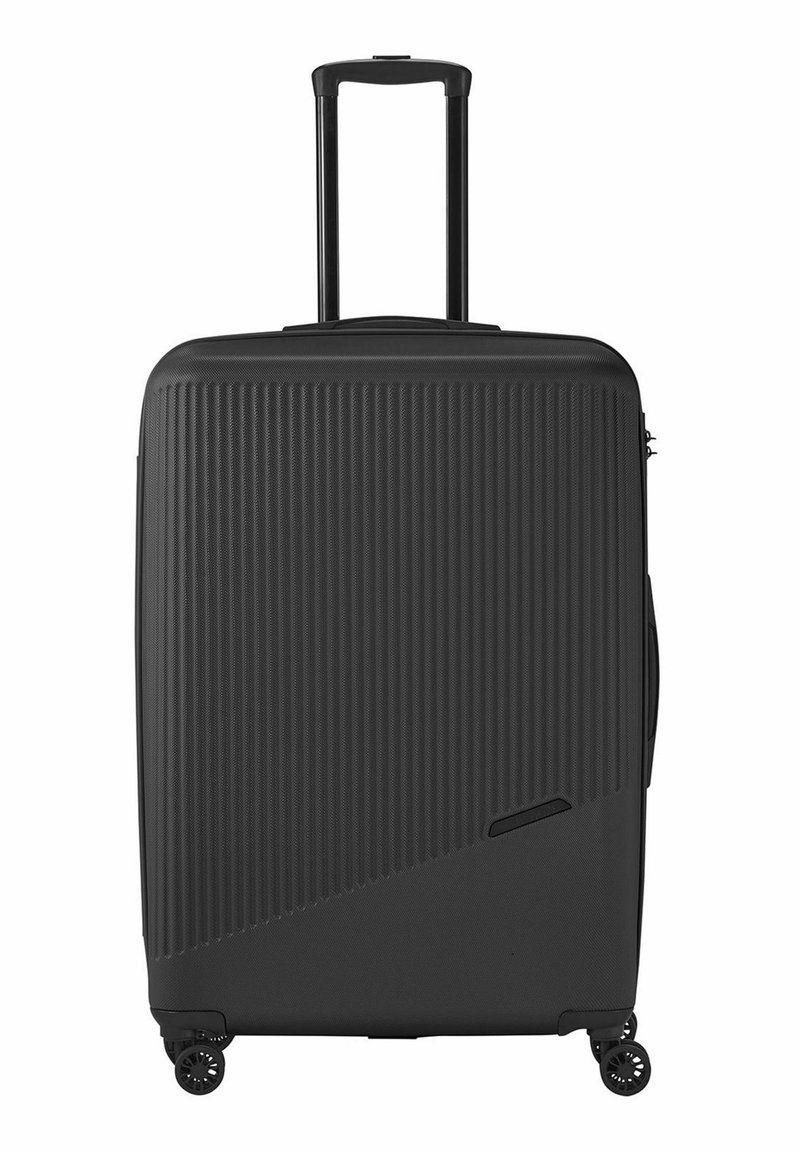 Valise rigide noire avec une texture en stries diagonales, poignée rétractable et quatre roues pour la mobilité. Comprend une fermeture éclair et une poche latérale.