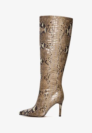 Knee-high stiletto-saappaat, jotka on valmistettu kiiltävästä käärmeennahkakuosisesta nahasta beige-, ruskea- ja kermavärisissä sävyissä. Saappaissa on teräväkärkinen muotoilu ja 3 tuuman korkeus.