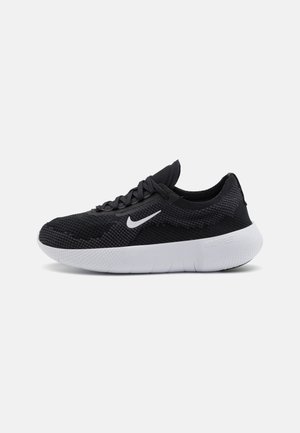 Sort Nike løbesko med hvid sål og Nike swoosh-logo, med åndbar mesh-overdel og snørelukning.