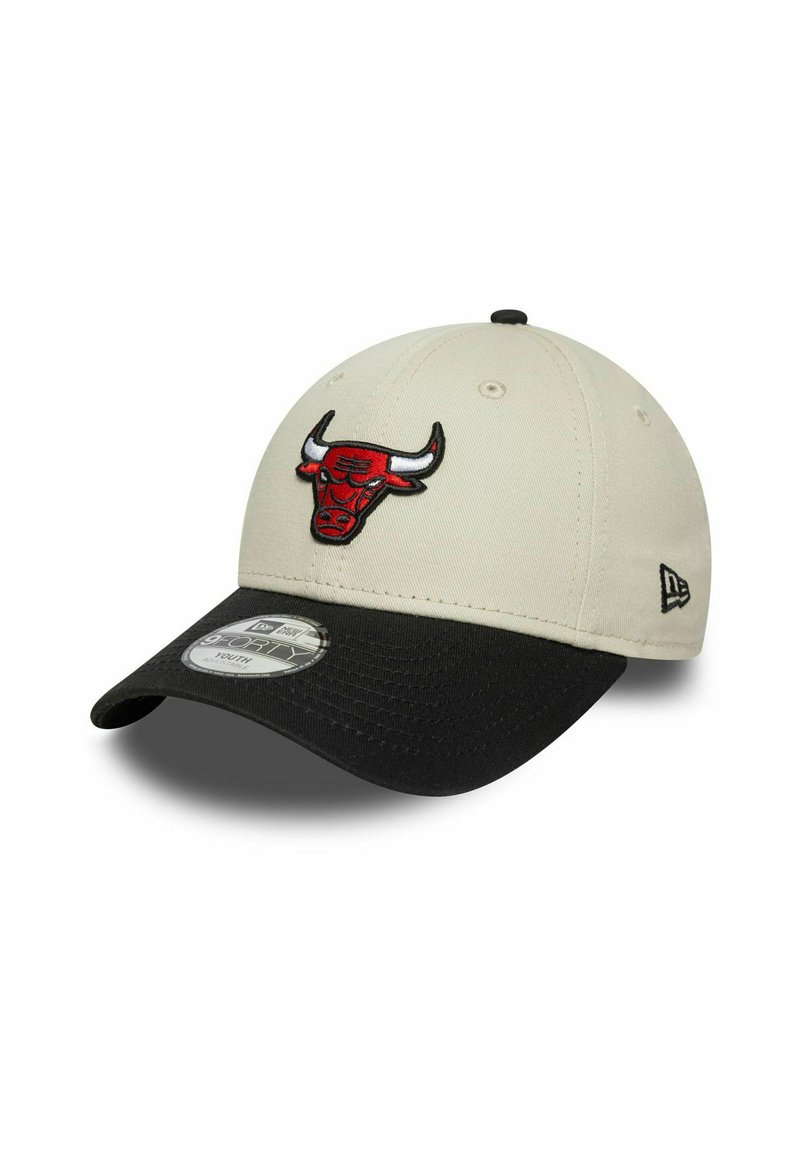 Casquette de baseball beige et noire avec le logo des Chicago Bulls brodé en rouge et blanc à l'avant, logo New Era sur le côté, et autocollant 9FORTY pour enfants sur la visière.