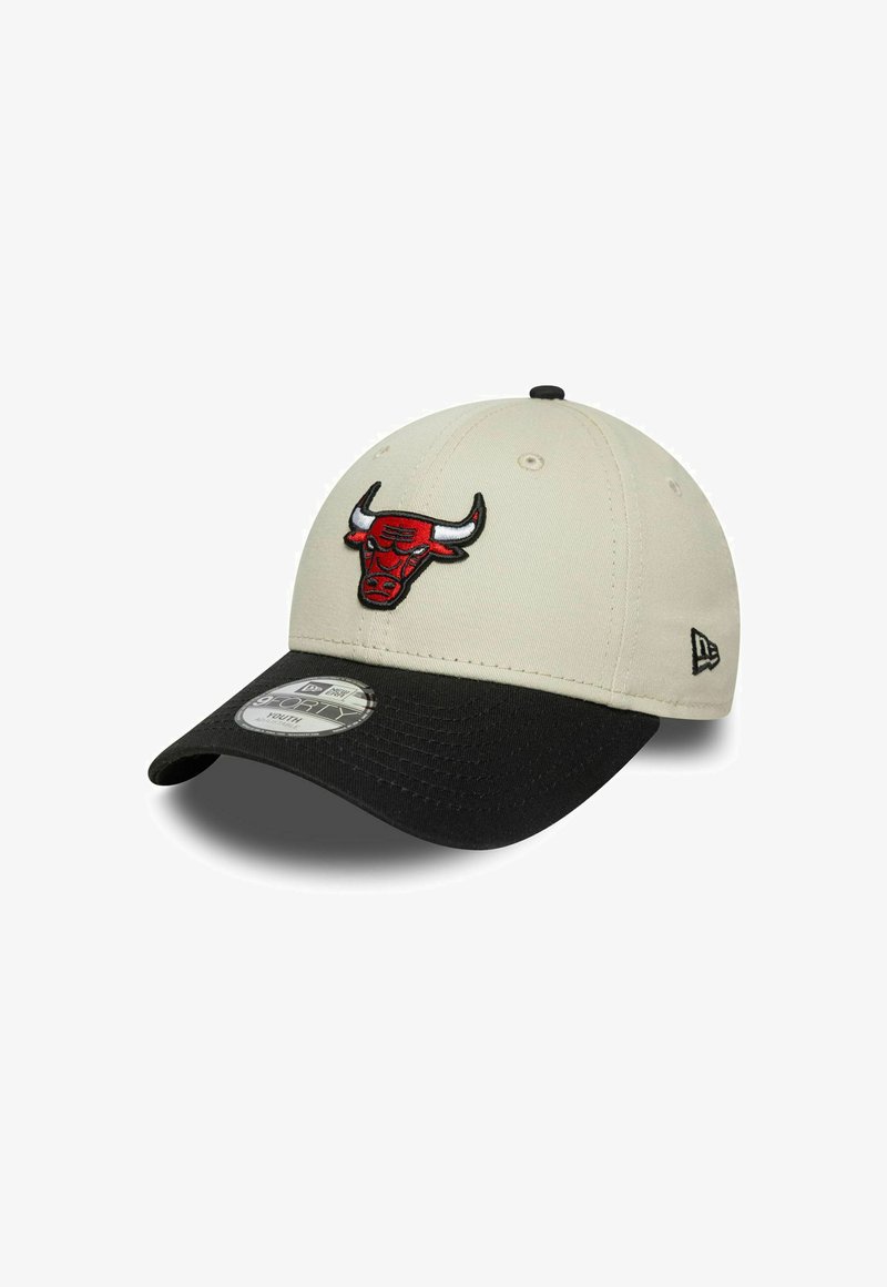 Casquette de baseball beige et noire avec le logo des Chicago Bulls brodé en rouge et blanc à l'avant, logo New Era sur le côté, et autocollant 9FORTY pour enfants sur la visière.