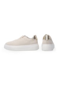 Cremefarbene Leder-Sneaker mit einem strukturierten goldenen Akzent an der Ferse, Schnürdesign und einer weißen Gummisohle. Seitenansicht und Rückansicht enthalten.