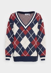 Pull à col en V à motif losange en bleu marine, crème et bordeaux. Tricot texturé avec poignets et ourlet côtelés. Présente un motif en diamant et un col contrastant.