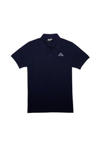 Námořnická modrá polo košile vyrobená z měkké tkaniny, s trojicí knoflíků a bílým logem na levé části hrudi. Krátké rukávy.