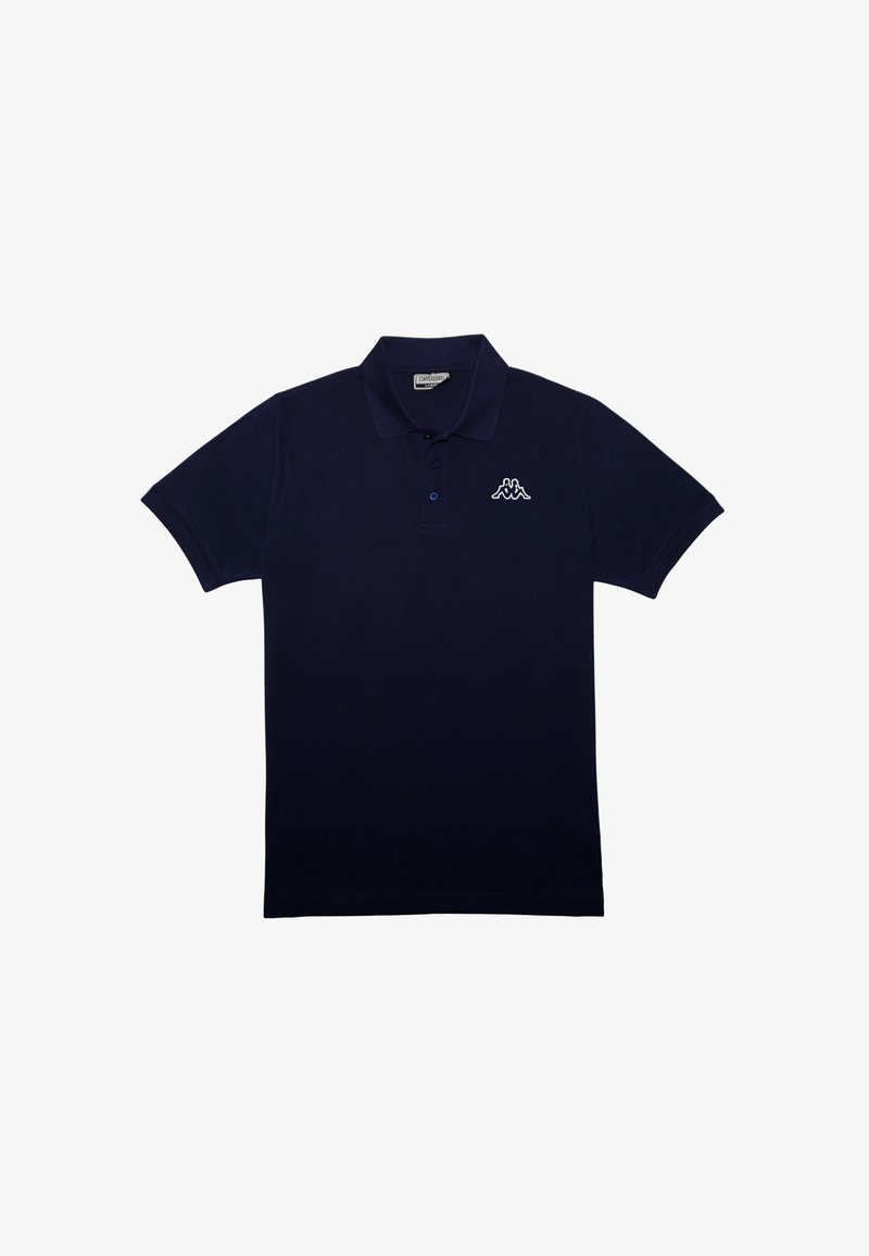 Námořnická modrá polo košile vyrobená z měkké tkaniny, s trojicí knoflíků a bílým logem na levé části hrudi. Krátké rukávy.