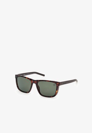 Rechteckige Schildpatt-Sonnenbrille mit dunkelgrünen Gläsern und schwarzen Bügeln, schräg dargestellt, um Vorder- und Seitendetails zu zeigen.