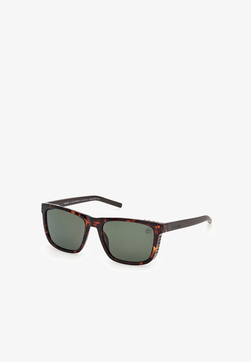 Lunettes de soleil rectangulaires en écaille avec des verres vert foncé et des branches noires, inclinées pour montrer les détails de face et de côté.