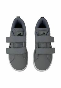 Chaussures de sport grises avec deux bandes Velcro, tige en synthétique, col rembourré et semelle en caoutchouc texturé. Présente le logo adidas sur la languette.