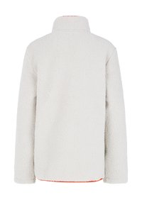 Chaqueta de forro polar en gris claro con un cuello alto, que presenta una textura suave y acentos naranjas a lo largo del dobladillo y los puños.