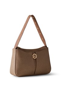 Braune Schultertasche mit Struktur, goldfarbenem rundem Verschluss und dickem verstellbarem Riemen mit goldfarbenen Nieten, vor weißem Hintergrund.