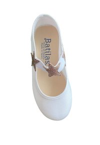 Scarpa in tela bianca con una texture liscia, caratterizzata da una fascia larga decorata con tre stelle dorate glitterate. Sottopiede riportante la scritta "Batilas".