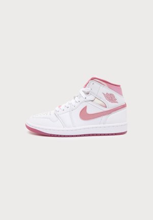 Basket blanche montante avec virgule Nike rose, accents roses, lacets blancs et semelle rose, présentée de profil sur un fond uni.