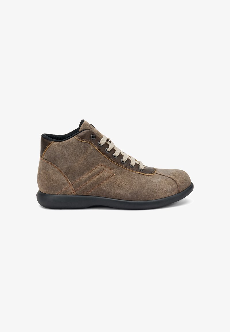 Botines de cuero marrón con un acabado texturizado, cordones crema y suela de goma negra. Presentan costuras sutiles y un diseño de perfil bajo.
