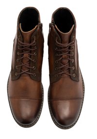 Brązowe skórzane botki na sznurówki z wyściełanym kołnierzem, okrągłym noskiem i kontrastowymi, ciemnobrązowymi akcentami. Posiada metalowe oczka i teksturowane boki.