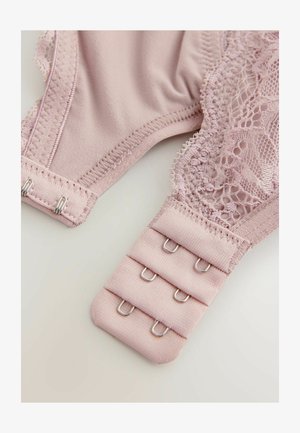 Reggiseno rosa chiaro caratterizzato da una combinazione di tessuto morbido e pizzo delicato. Include una chiusura con gancetto regolabile con più impostazioni.