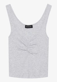 Grå tanktop laget av myk, ribbet stoff. Har brede stropper, en rund halsutskjæring, og en sammensatt front med tre dekorative knapper.