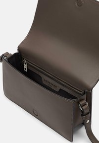 Leder-Crossbody-Tasche in Dunkelgrau mit magnetischem Verschluss, Innenreißverschlussfach und verstellbarem Trageriemen. Glatte Textur und minimalistisches Design.