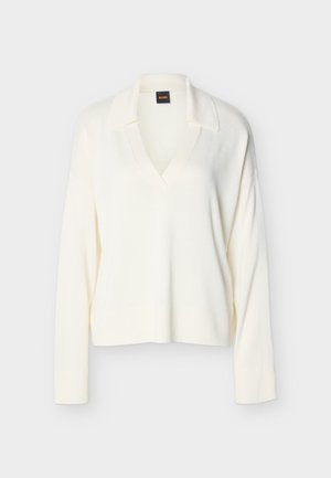 Pull en tricot blanc à manches longues avec col et encolure en V, poignets et ourlet côtelés, présenté sur un fond uni.