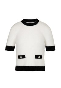 Suéter de manga corta hecho de suave tela blanca, con acentos negros en el cuello, las mangas y los bolsillos, adornado con botones decorativos.