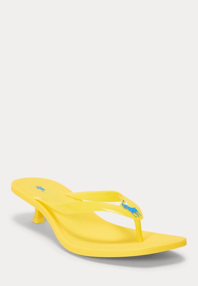 Sandale tongs à talon kitten jaune avec logo de cheval bleu sur la lanière et la semelle, semelle intérieure texturée, en angle sur fond blanc.