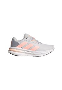 Zapatilla deportiva de color gris claro con acentos en rosa, parte superior de malla y tres rayas. Presenta una suela acolchada y un diseño ligero y transpirable.
