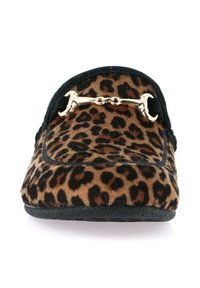 Pantofole in stampa leopardo realizzate in materiale morbido, con un accento in catena tono oro e bordo nero. Piatte, con una punta arrotondata.