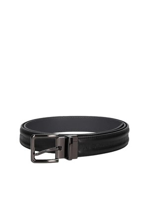 Cintura in pelle nera con marchio in rilievo e fibbia metallica rettangolare argento, arrotolata ordinatamente su sfondo bianco.