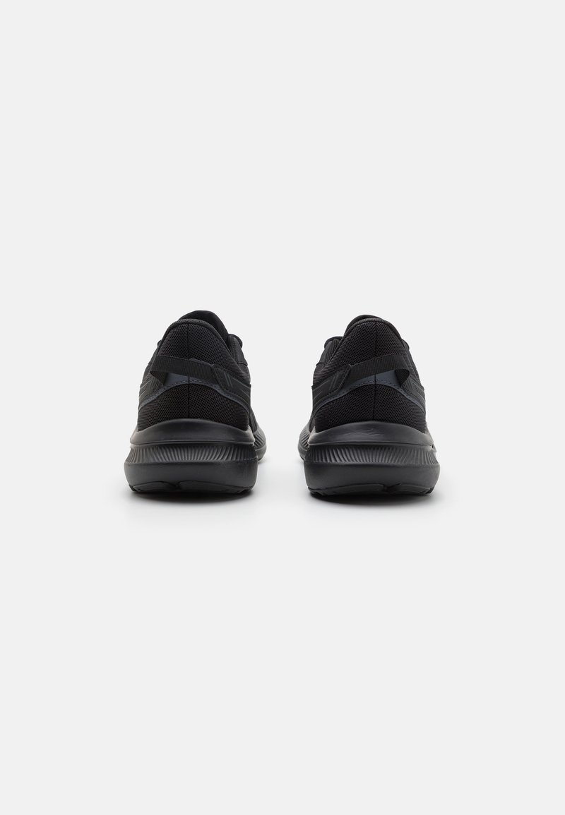 Schwarze Sportler-Sneaker mit einem Obermaterial aus Mesh, gepolstertem Schaft und strukturiertem Gummisohle, die ein minimalistisches Design und dezente Branding-Elemente aufweisen.