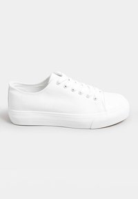 Vit canvas sneakers med rund tå, lågt skafte och sex hål för snören. Tjock gummisula och minimalistisk stil.