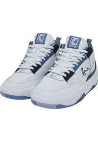 Vysoké tenisky s bílým koženým svrškem s modrými akcenty, texturovanými panely a podpisovým logem na jazyku.