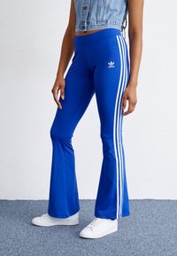 adidas Originals FLARED - Pajkice – hlače - semi lucid blue