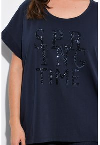 Ulla Popken SPRINGTIME SEQUINED SHORT SLEEVE TEE - Camiseta estampada - marine