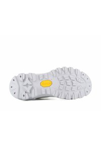 Λευκή σόλα Vibram με βαθιές αυλακώσεις, με κίτρινο λογότυπο. Ανθεκτική υφή και γεωμετρικά σχέδια για βελτιωμένη πρόσφυση και ανθεκτικότητα.