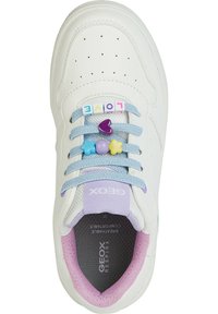 Zapatillas de cuero blanco con perforaciones, cordones azul pastel con cuentas decorativas y un collar acolchado morado. Marca Geox en la lengua.
