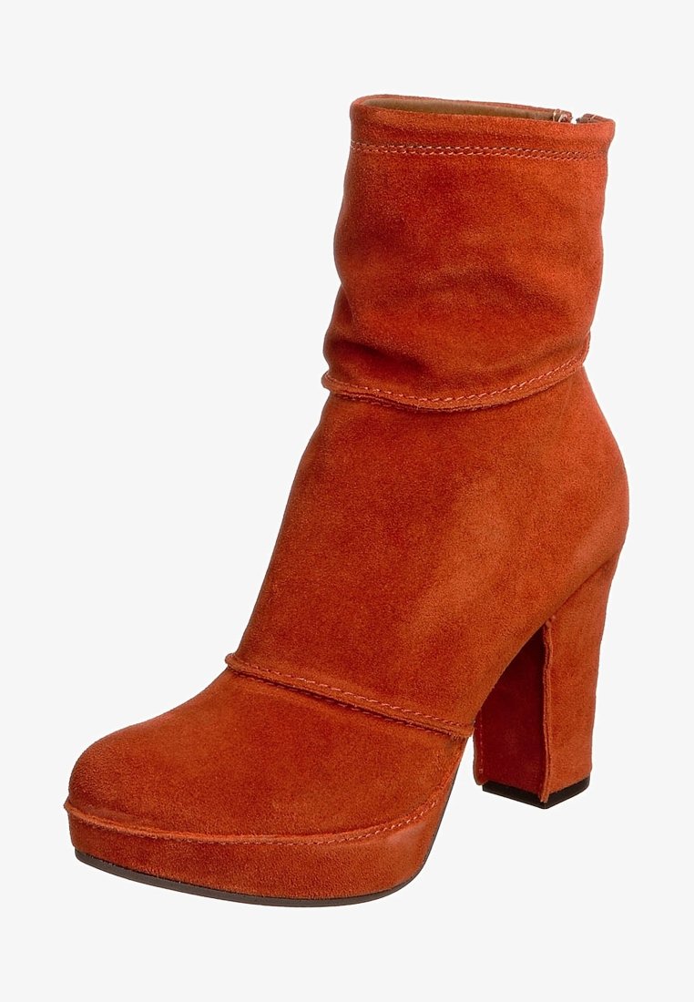 Bottine en daim couleur rouille avec un dessus décontracté, un embout arrondi, une semelle plateforme et un talon haut bloc.